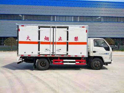 九類廢電瓶廢機油雜項廂式運輸車 危險品運輸車的專業(yè)化要求與安全管理